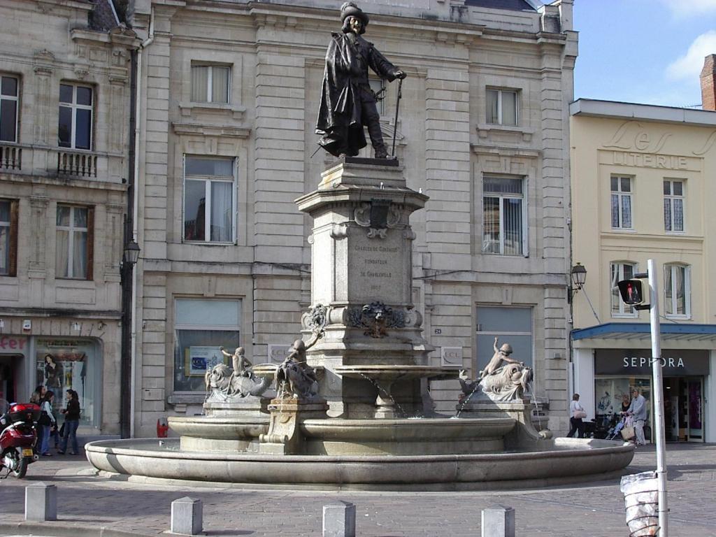 Budget Appart Avec Parking Au Centre-Ville Charleville-Mezieres Luaran gambar