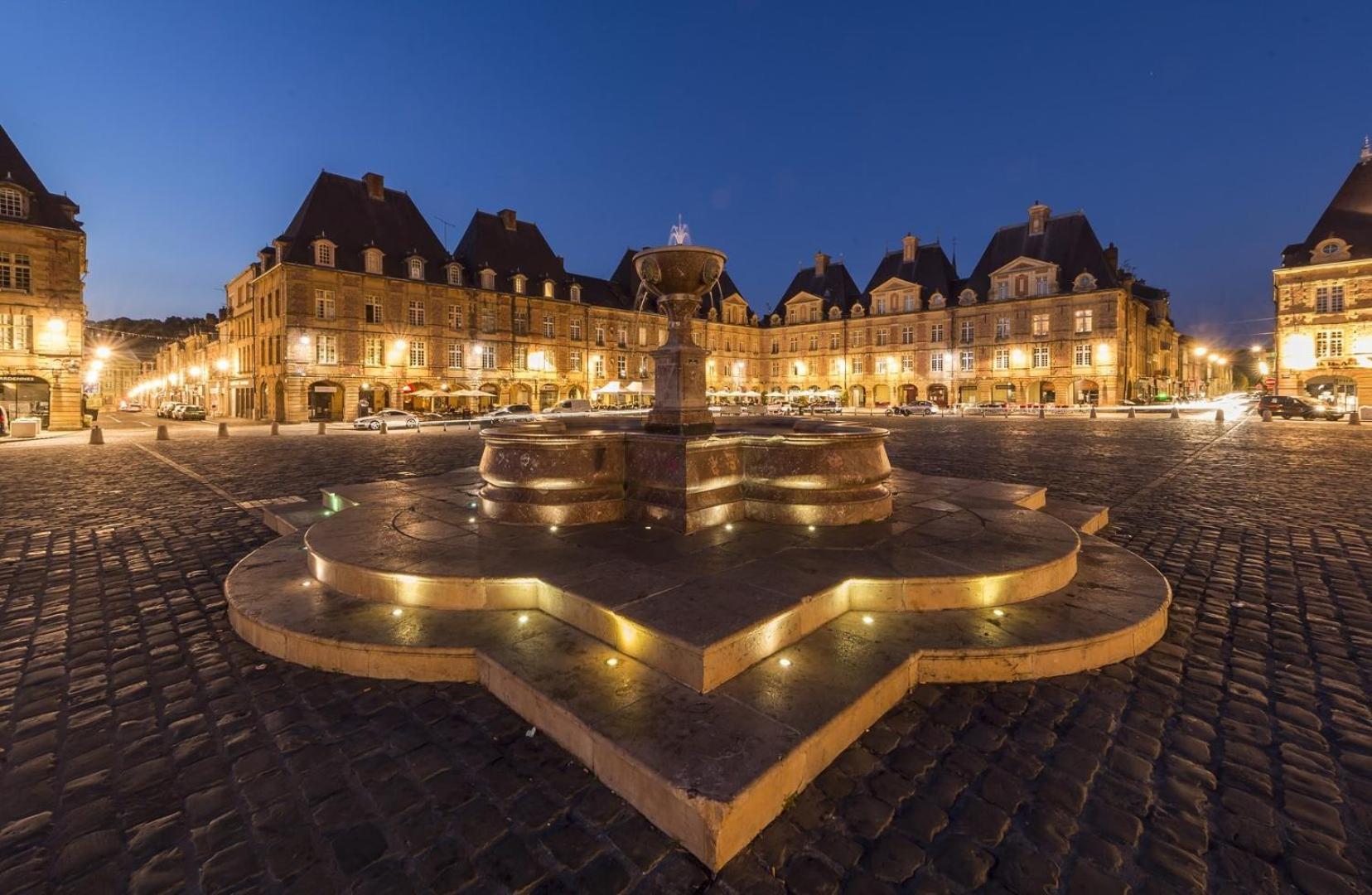 Budget Appart Avec Parking Au Centre-Ville Charleville-Mezieres Luaran gambar